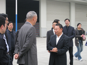 09年3月19日上午9时许,市长蔡奇一行莅临荆门汽车城查抄工作