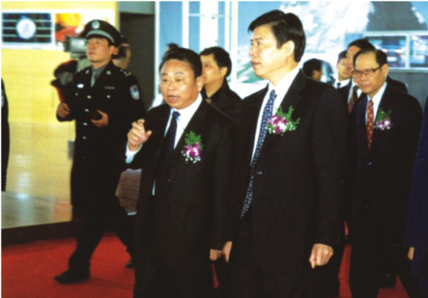 浙江省副省长钟山在董事长夏国良陪同下莅临荆门汽车城查抄领导工作